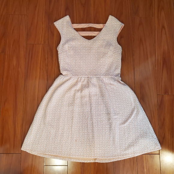 Xhilaration Dresses & Skirts - Peach and white fit and flare dress